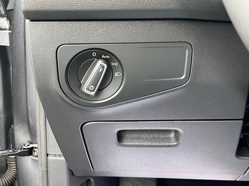 Certified 2021 Volkswagen Tiguan SE w/ Panoramic Sunroof Package image 35