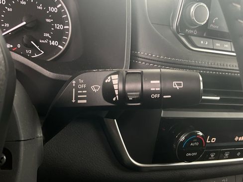 Used 2025 Nissan Rogue SV FWD image 33