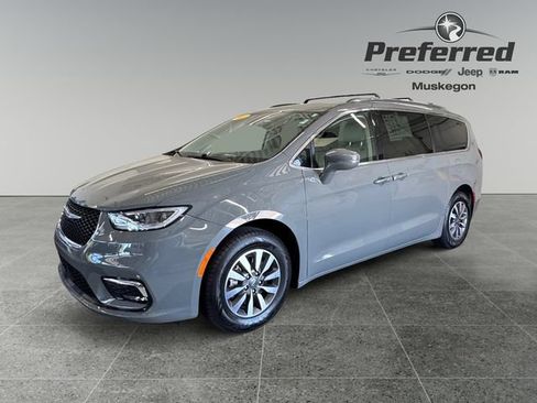 Used 2021 Chrysler Pacifica Touring-L FWD image 10