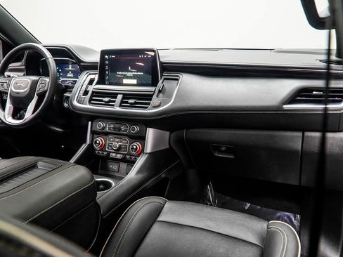 Used 2024 GMC Yukon XL SLT w/ SLT Premium Package image 17