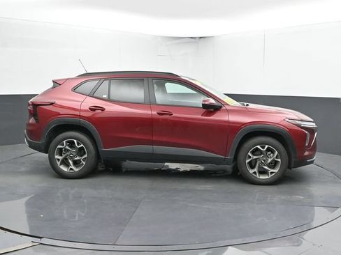 Used 2025 Chevrolet Trax LT FWD image 4