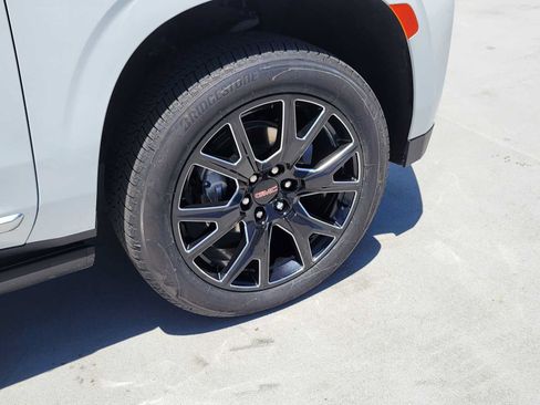 Used 2024 GMC Yukon XL Denali AWD/4WD image 9