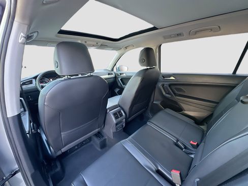 Used 2021 Volkswagen Tiguan SE w/ Panoramic Sunroof Package image 23