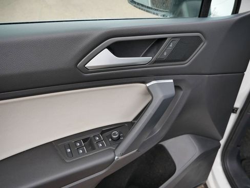 Used 2020 Volkswagen Tiguan SE w/ Panoramic Sunroof Package image 6