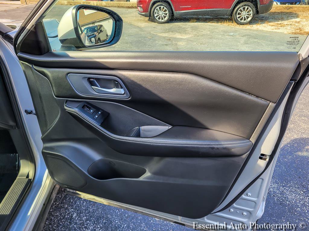 Used 2025 Nissan Rogue SV FWD image 32