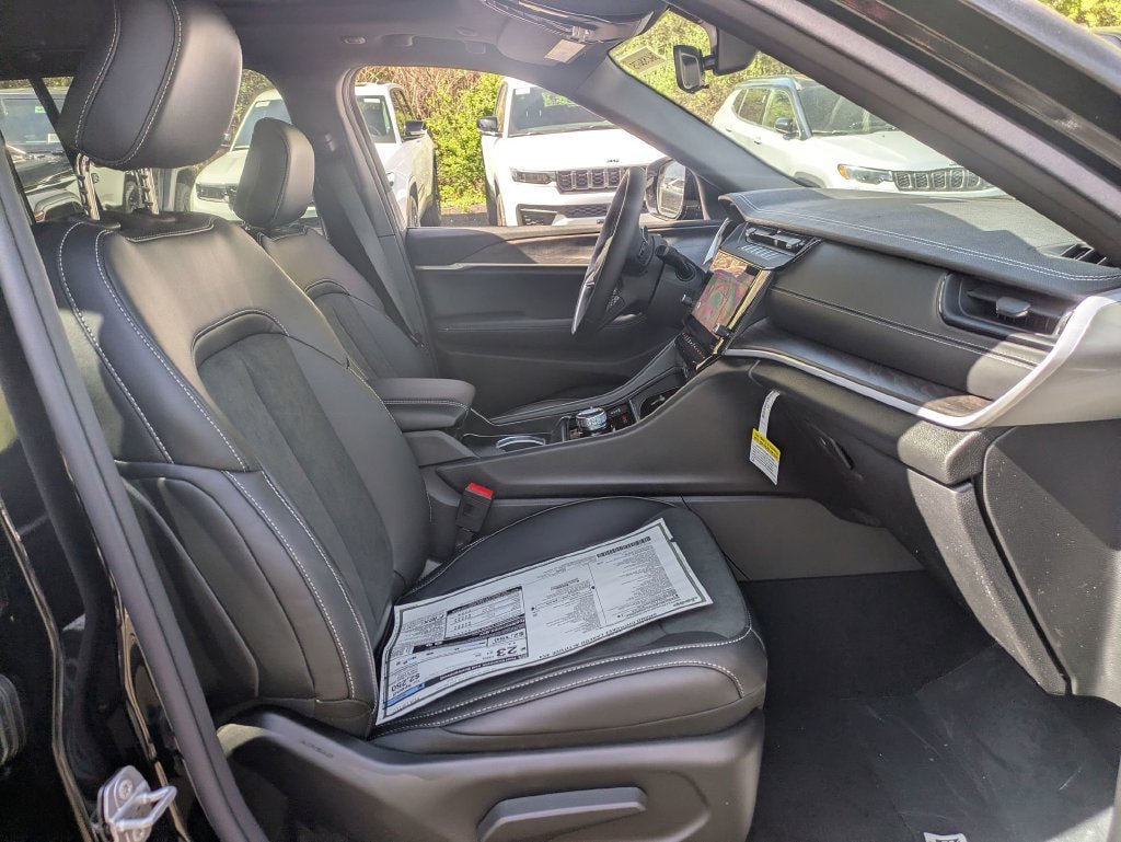 New 2026 Jeep Grand Cherokee Altitude AWD/4WD image 31