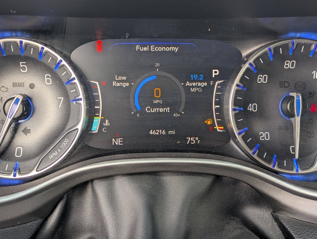 Used 2020 Chrysler Pacifica Touring-L w/ Advanced Safetytec Group FWD image 22