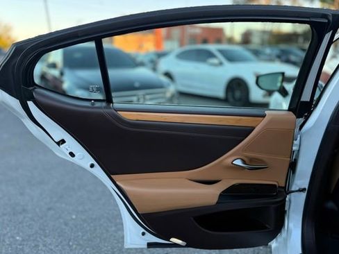 Used 2019 Lexus ES 300h w/ Luxury Package image 23