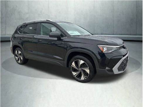 New 2026 Volkswagen Taos SE image 7