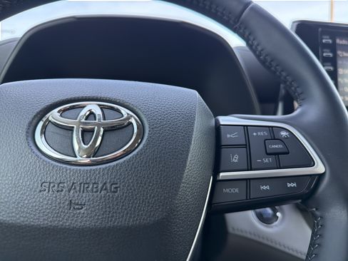 Used 2022 Toyota Highlander LE FWD image 11