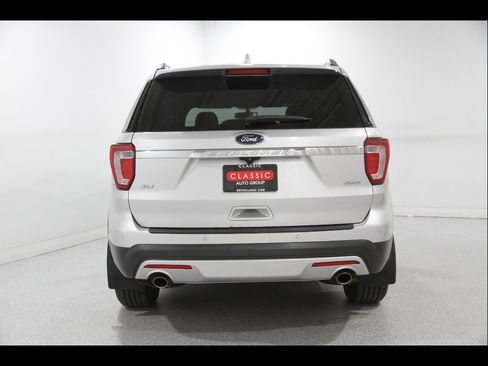 Used 2017 Ford Explorer XLT w/ Equipment Group 201A AWD/4WD image 21