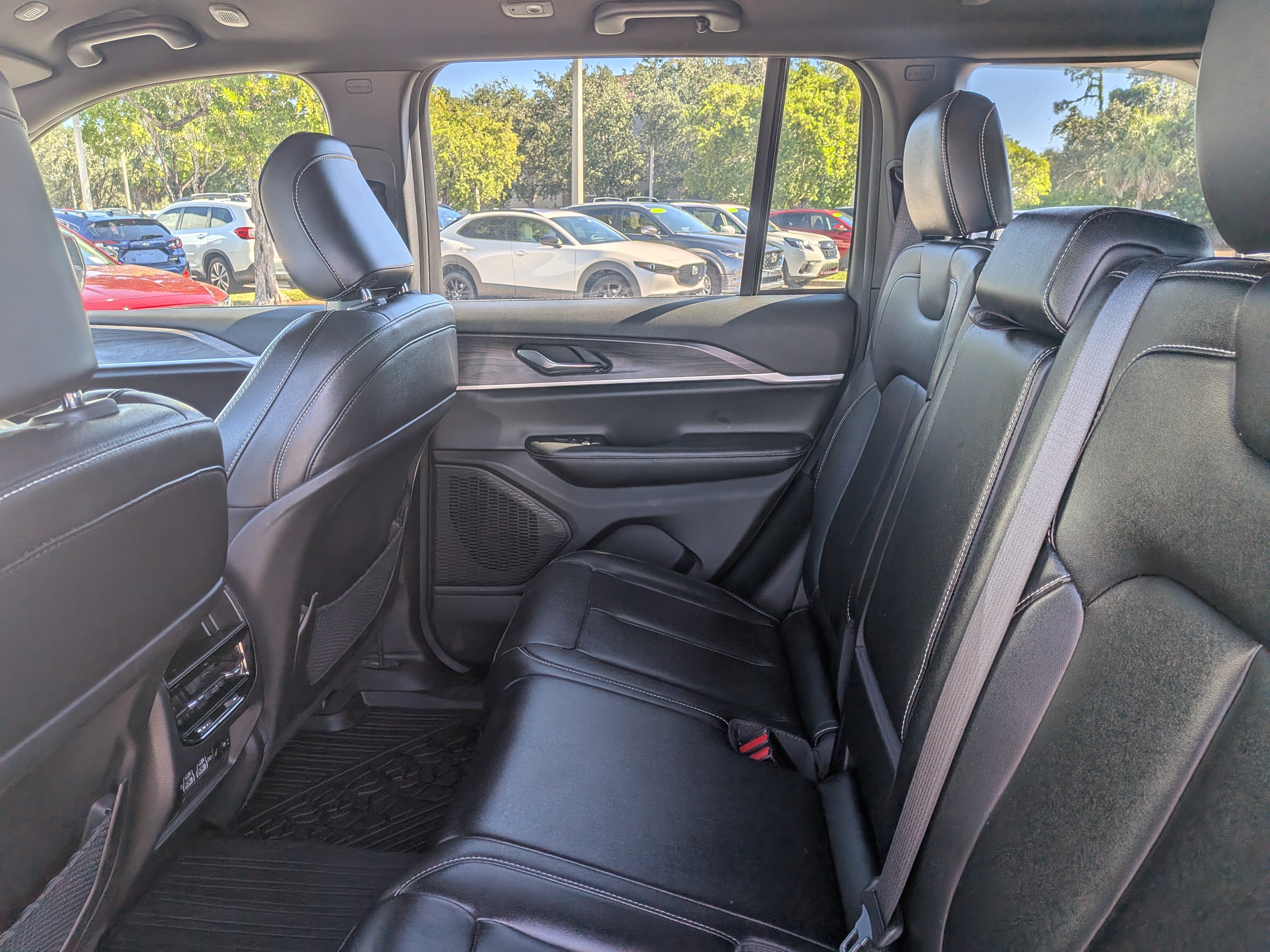 Used 2024 Jeep Grand Cherokee Limited AWD/4WD image 13