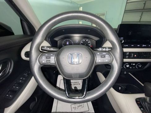 Used 2023 Honda HR-V LX image 3