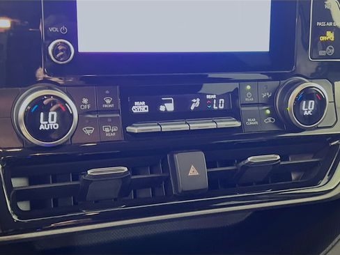 Used 2025 Toyota Highlander LE FWD image 26