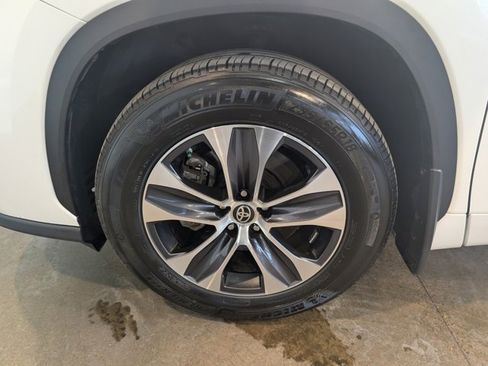 Used 2020 Toyota Highlander XLE image 10