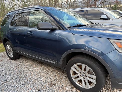 Used 2019 Ford Explorer XLT image 6