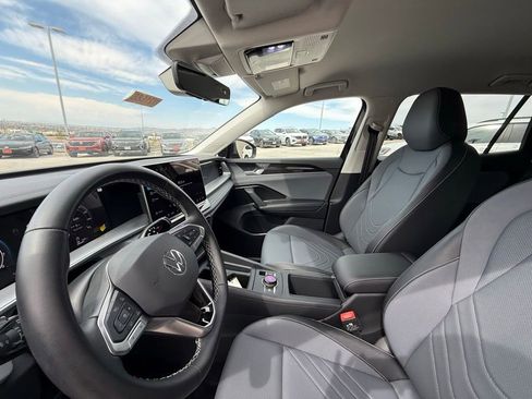 Certified 2025 Volkswagen Tiguan SE FWD image 12