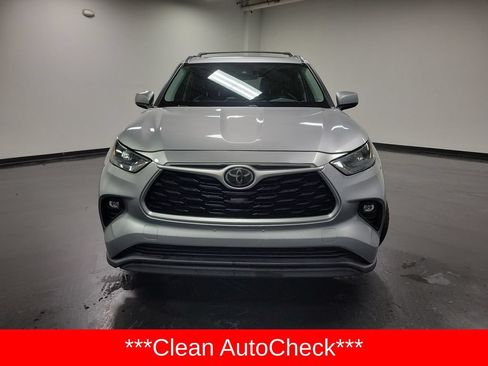 Used 2020 Toyota Highlander XLE AWD/4WD image 2