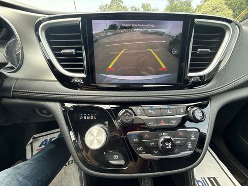 Used 2024 Chrysler Pacifica Limited w/ S Appearance Package FWD image 26