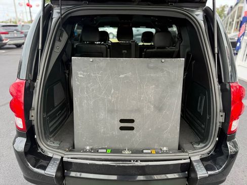 Used 2014 Dodge Grand Caravan SXT FWD image 30