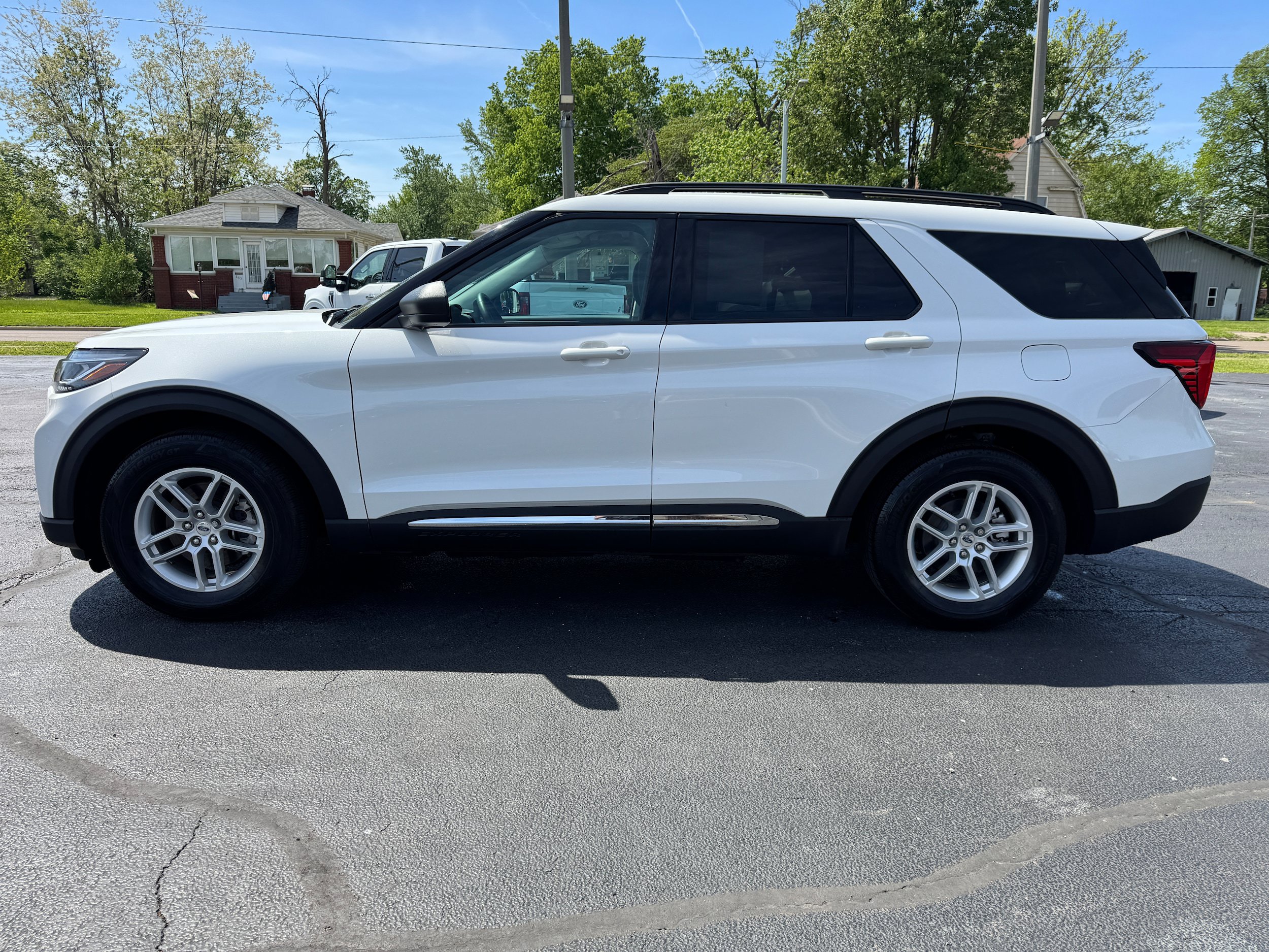 Used 2025 Ford Explorer Active RWD image 4