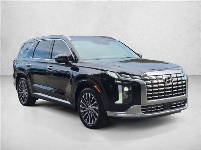 Used 2023 Hyundai Palisade Calligraphy w/ Winter Package FWD image 3