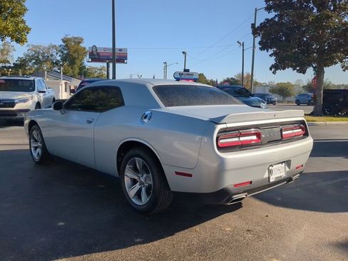 Used 2022 Dodge Challenger SXT image 6