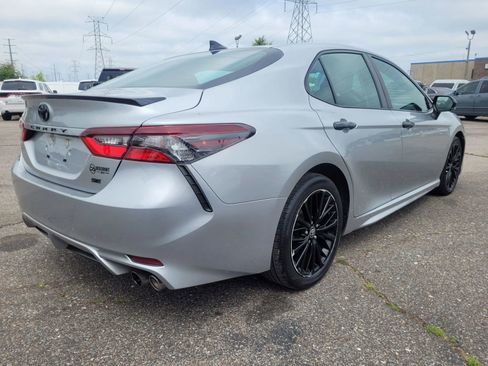 Used 2022 Toyota Camry SE w/ Convenience Package FWD image 6