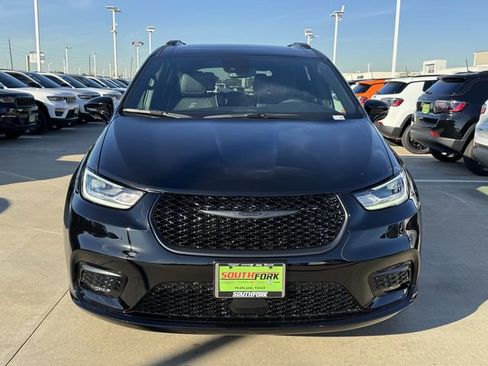 New 2026 Chrysler Pacifica Limited image 7