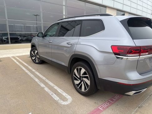 Used 2024 Volkswagen Atlas SE w/ Panoramic Sunroof Package image 3