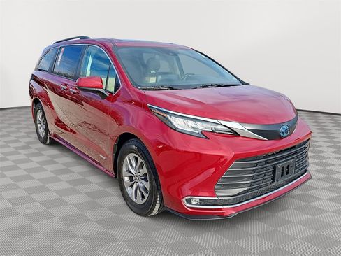 Used 2021 Toyota Sienna XLE image 3