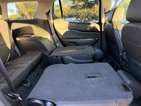 Used 2023 GMC Acadia SLT image 18