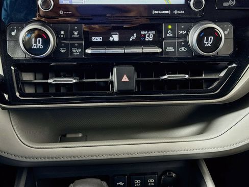 Used 2020 Toyota Highlander XLE FWD image 16