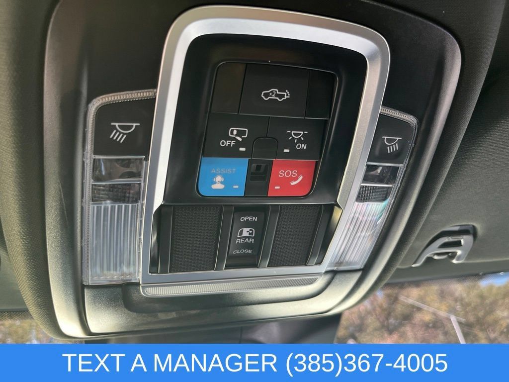 Used 2025 RAM 2500 Laramie AWD/4WD image 32