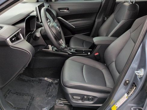 Used 2025 Toyota Corolla Cross XLE w/ Convenience Package FWD image 8