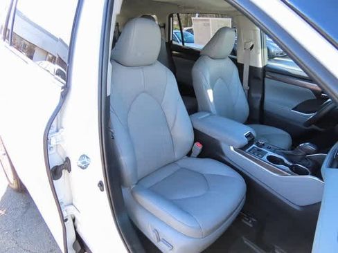 Used 2024 Toyota Highlander Limited image 18
