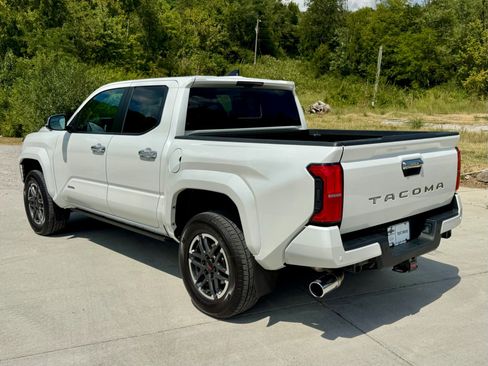 Used 2025 Toyota Tacoma Limited AWD/4WD image 4