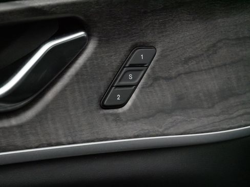 Used 2024 Jeep Grand Cherokee L Limited w/ Black Appearance Package image 19