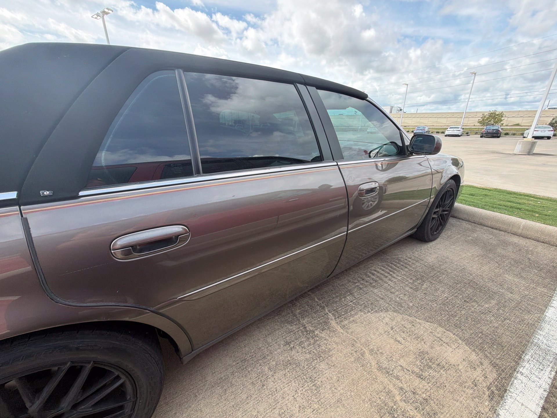 Used 2001 Cadillac De Ville w/ Comfort/Convenience Pkg FWD image 2