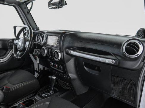 Used 2014 Jeep Wrangler Unlimited Sahara w/ Dual Top Group AWD/4WD image 10