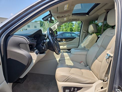 Used 2020 Cadillac Escalade ESV Luxury w/ LPO, Radiant Package AWD/4WD image 13