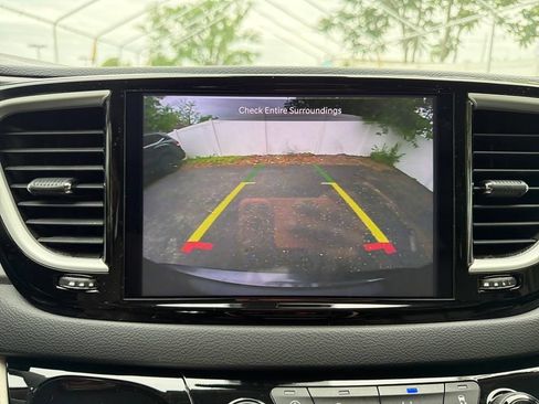Used 2023 Chrysler Pacifica Touring-L FWD image 22