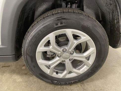 Used 2024 Jeep Compass Latitude image 7