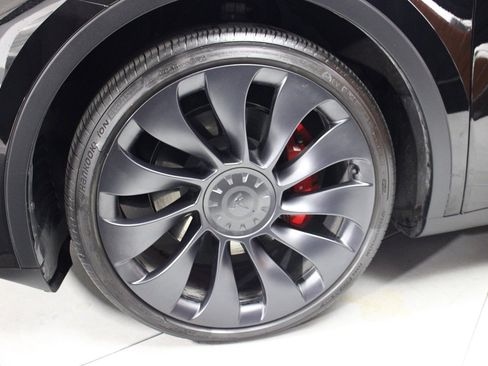 Used 2024 Tesla Model Y Performance image 22
