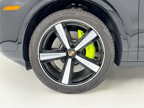 Used 2024 Porsche Cayenne Coupe image 33