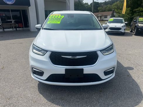 Used 2023 Chrysler Pacifica Touring-L FWD image 8