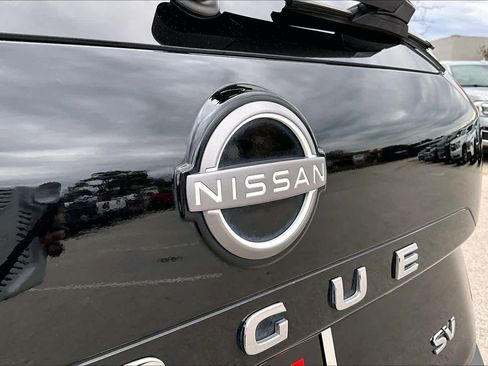 Used 2023 Nissan Rogue SV image 30
