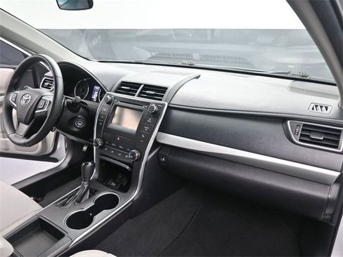 Used 2017 Toyota Camry SE image 27