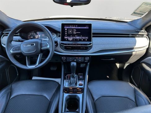 Used 2024 Jeep Compass Latitude image 17