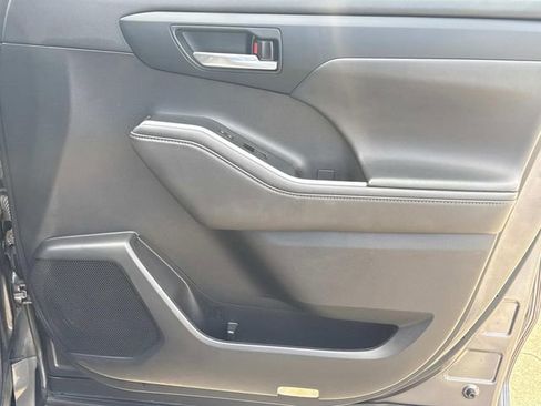 Used 2023 Toyota Highlander XLE FWD image 19